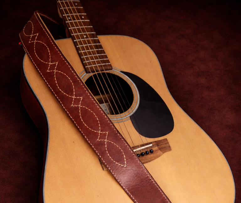 Sangle guitare cuir artisanale personnalisable point sellier sangle guitare cuir artisanal marron cousue point sellier personnalisable fabrication française